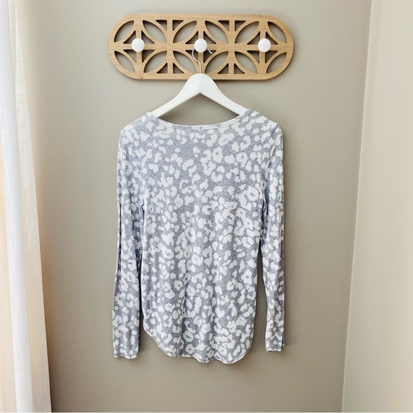 Old Navy Long Sleeve Leopard Print Shirt Gray/White Sz Small - Picture 6 of 8